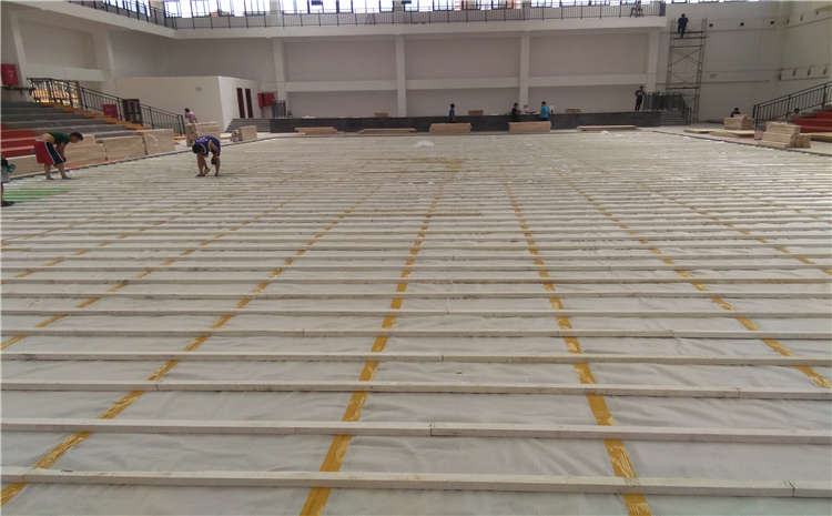 常見的風(fēng)雨操場木地板價格