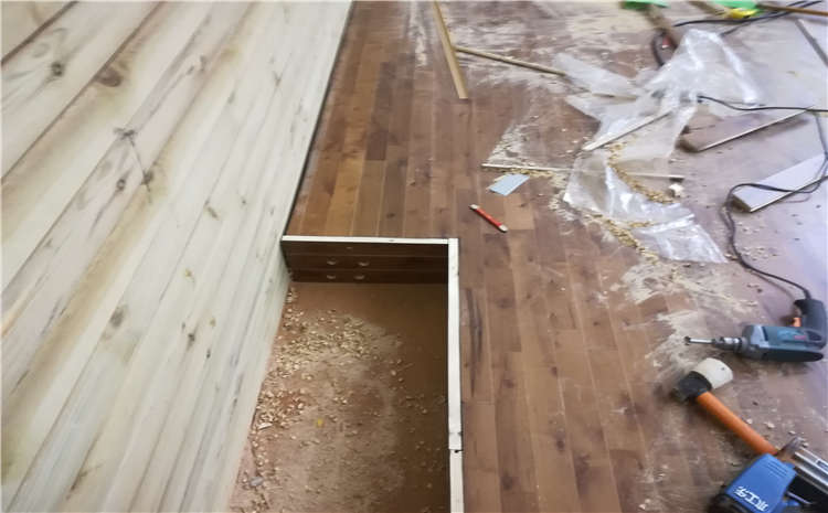 單層龍骨結構籃球館木地板多少錢一平？