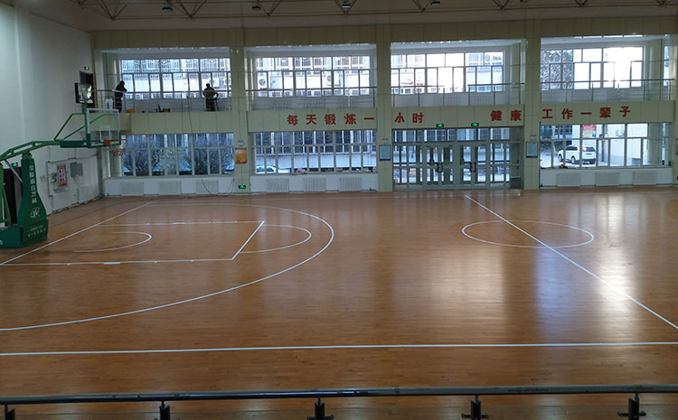 體育木地板出現(xiàn)污漬怎么更好的處理?